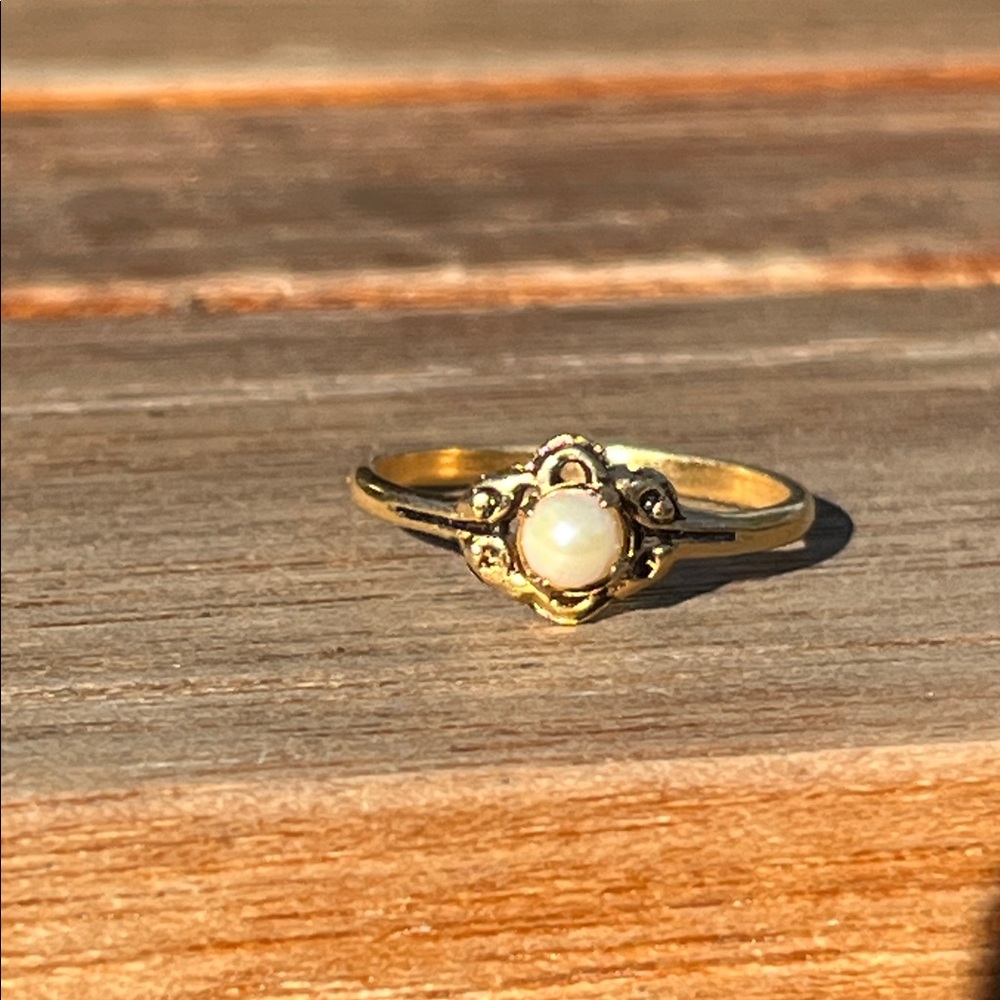 Elegant Women’s Ring (NOT Real Gold/Pearl)